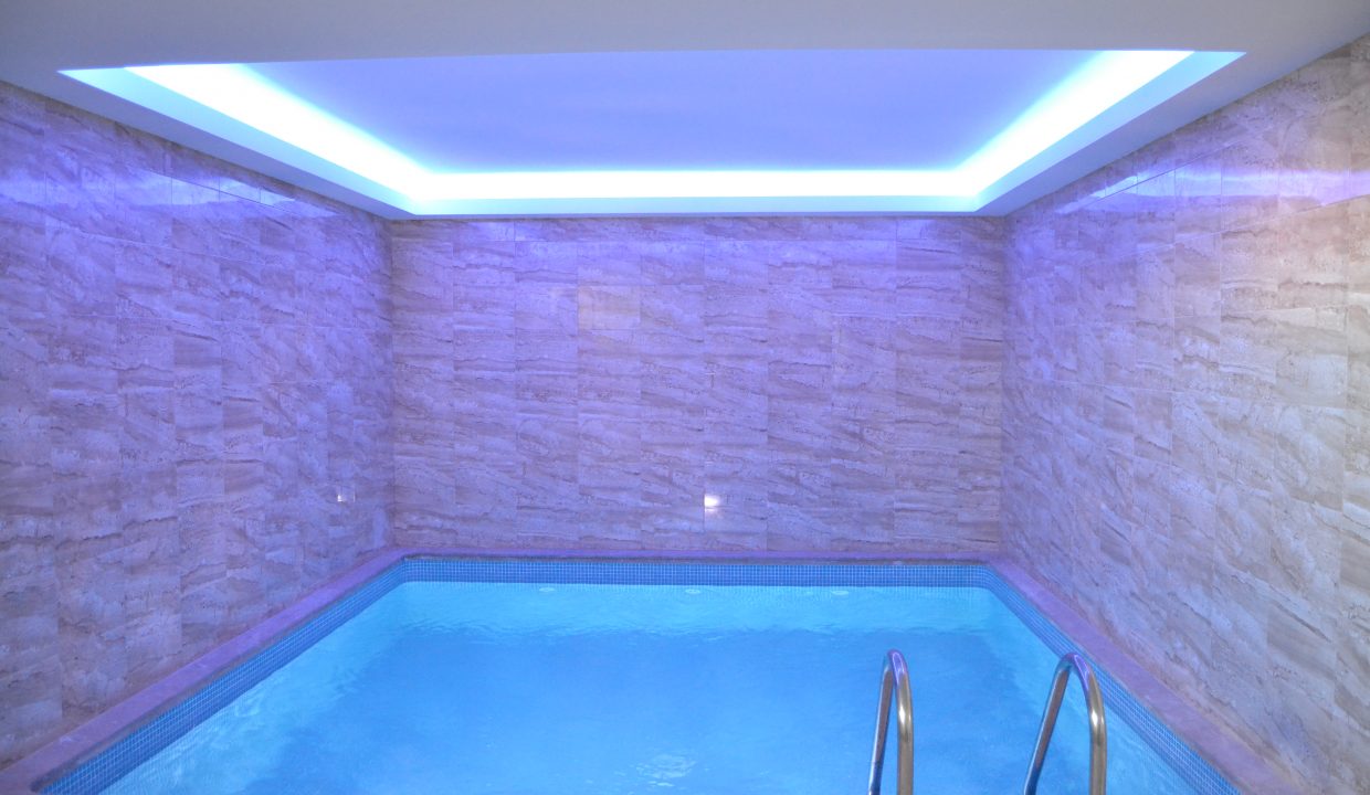 piscina interior color azul